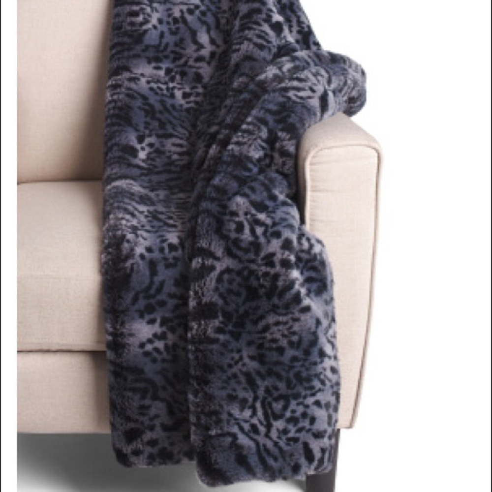 NWT! ✨LIMITED EDITION✨ Beautiful Snow Leopard Faux Fur Blanket! 💕